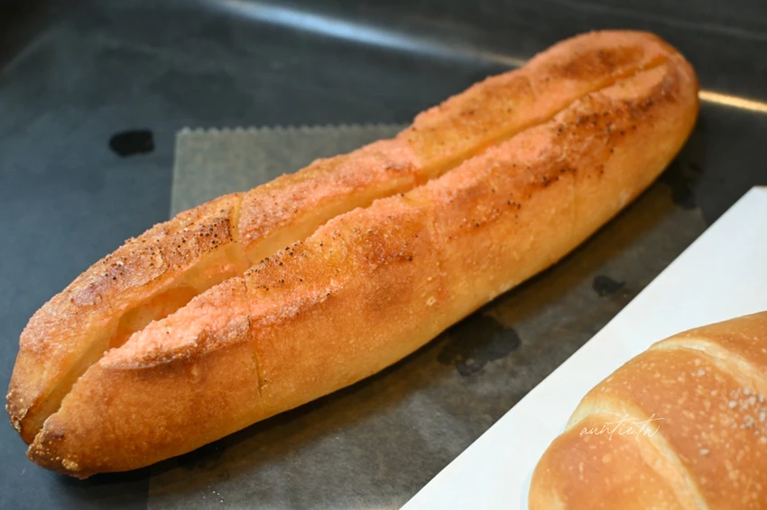 鳥取美食必吃 Bonos 石窯麵包！人氣NO.1鹽可頌外酥內軟，多種甜鹹口味任你選。