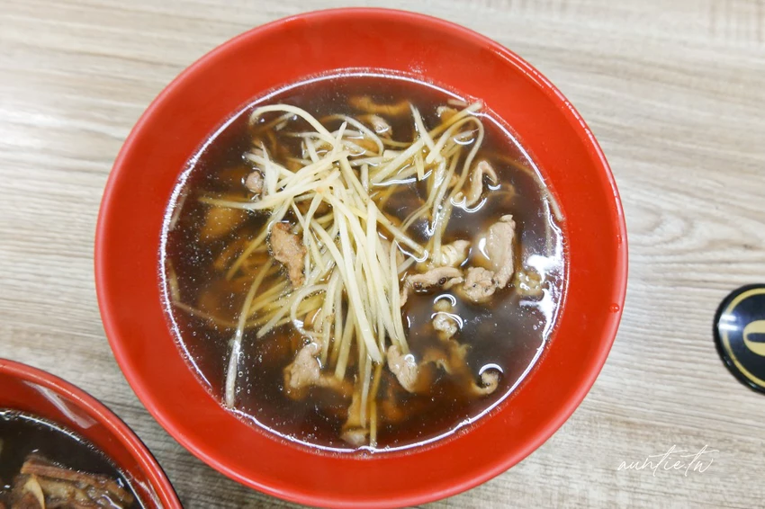 板橋美食必吃！大碗公當歸羊肉米其林必比登推薦，傳說黑金滷肉飯超銷魂。