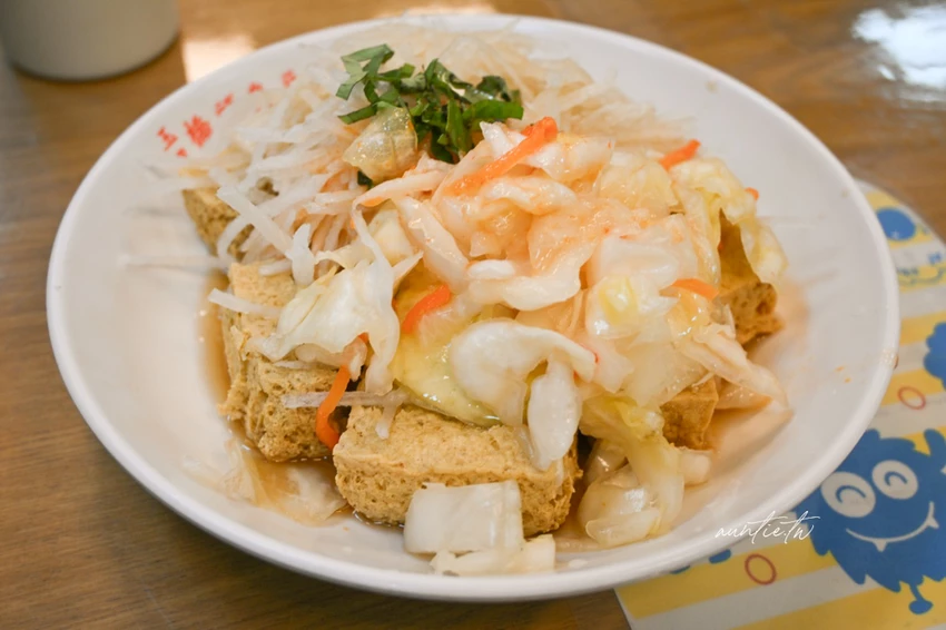 宜蘭礁溪美食必吃！玉里橋頭臭豆腐礁溪店酥脆臭豆腐，必吃獨家蘿蔔絲泡菜。