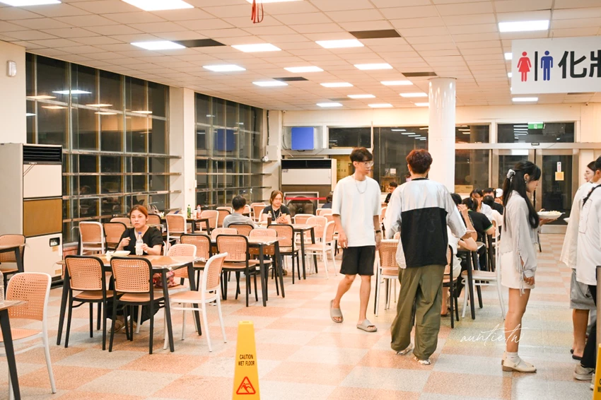 宜蘭礁溪美食必吃！玉里橋頭臭豆腐礁溪店酥脆臭豆腐，必吃獨家蘿蔔絲泡菜。