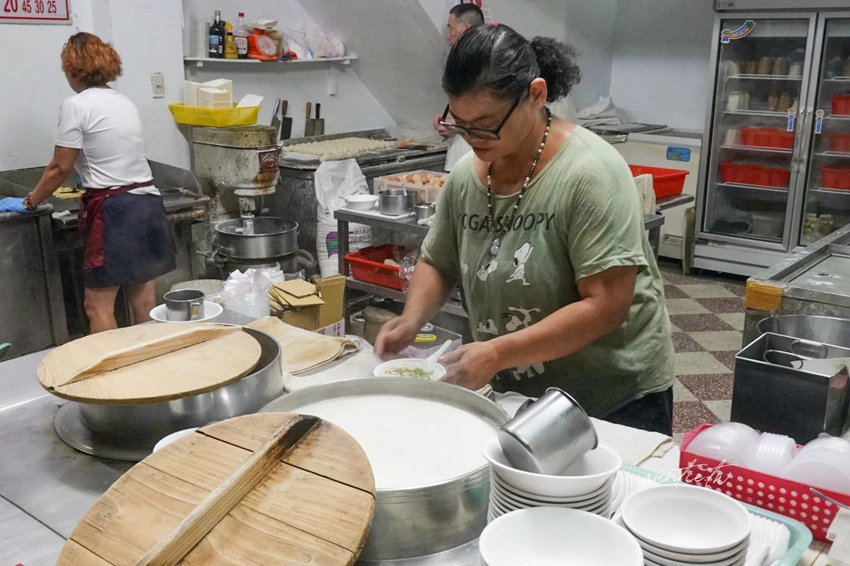 台北最強燒餅油條！萬華豆漿燒餅店凌晨4點開賣，傳說中不油膩燒餅油條。
