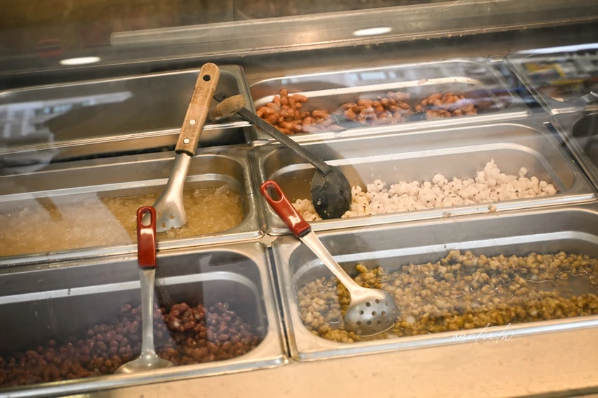 羅東夜市必吃甜品！黑糖冰砂糖水透心涼，冬天必點陶鍋豆花暖呼呼。