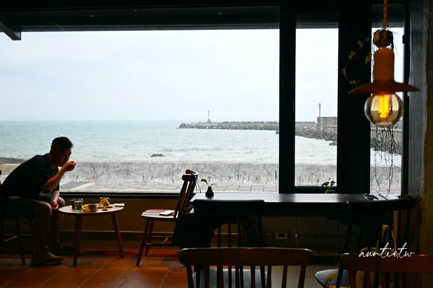 富基漁港附近特色咖啡廳！鵵 Rabbird預約制手沖咖啡，必點酸溜溜檸檬塔。