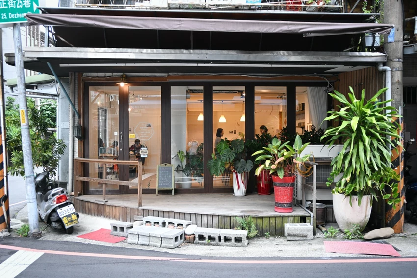 新店七張站巷弄不限時咖啡廳！杏枎珈琲香蘭蛋糕令人驚艷，甜點飲品CP值高。