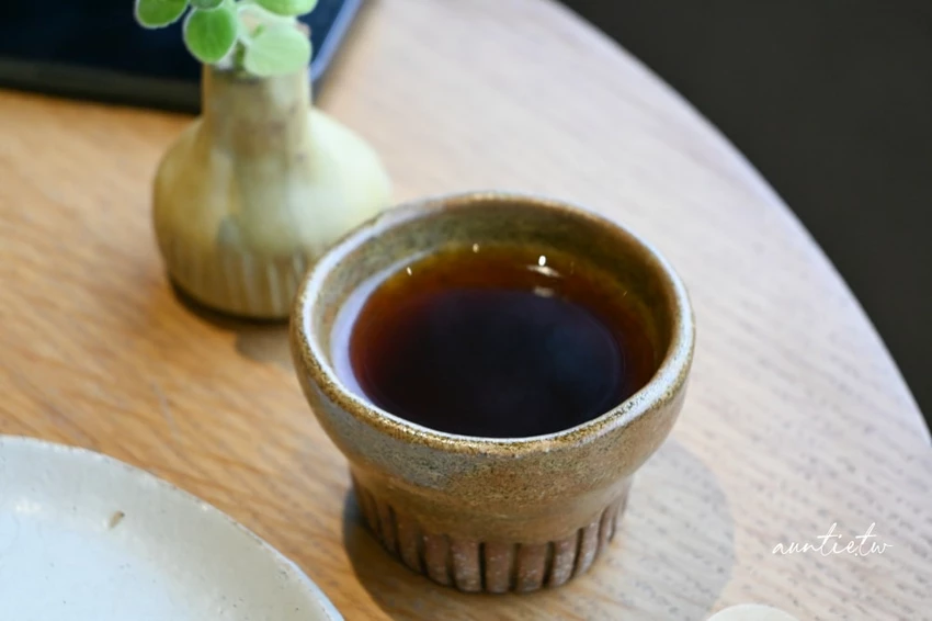 富基漁港附近特色咖啡廳！鵵 Rabbird預約制手沖咖啡，必點酸溜溜檸檬塔。