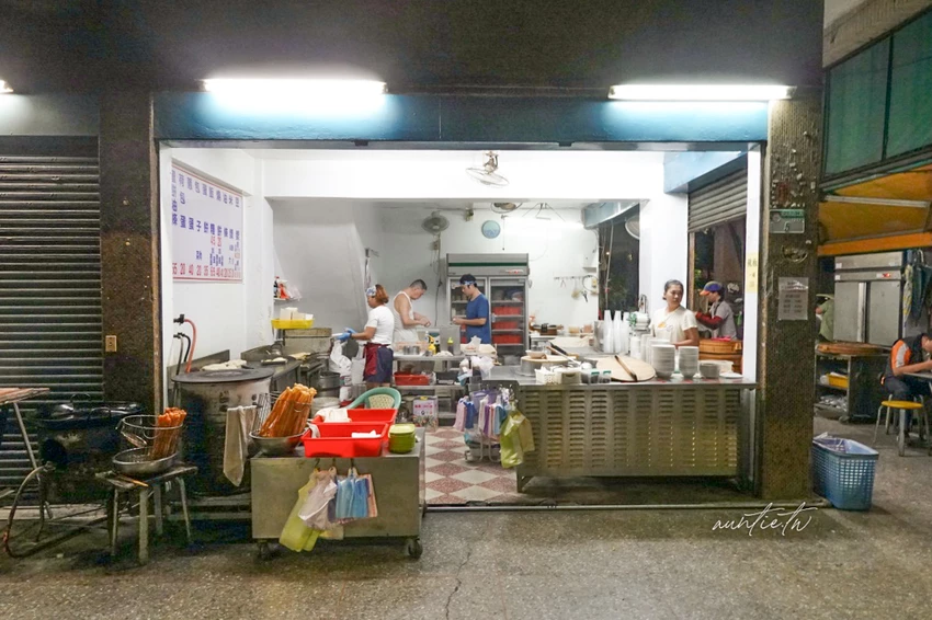 台北最強燒餅油條！萬華豆漿燒餅店凌晨4點開賣，傳說中不油膩燒餅油條。