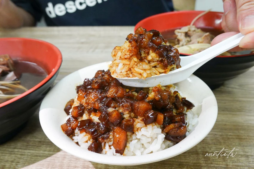 板橋美食必吃！大碗公當歸羊肉米其林必比登推薦，傳說黑金滷肉飯超銷魂。