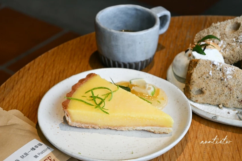 富基漁港附近特色咖啡廳！鵵 Rabbird預約制手沖咖啡，必點酸溜溜檸檬塔。