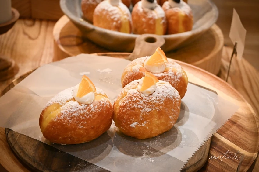 日本鳥取必吃甜點！TRUFFLE DONUT人氣生甜甜圈，鳥取車站丸由百貨附設內用區。
