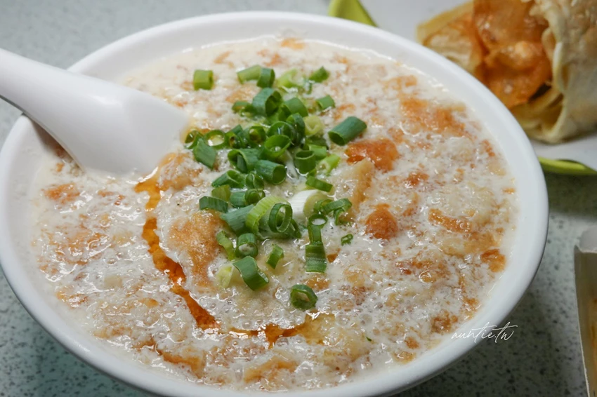 台北最強燒餅油條！萬華豆漿燒餅店凌晨4點開賣，傳說中不油膩燒餅油條。