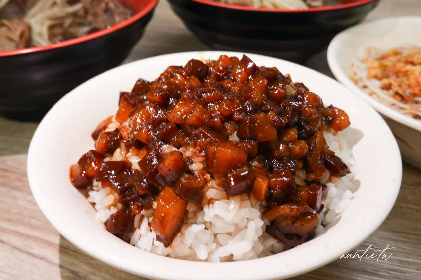 板橋美食必吃！大碗公當歸羊肉米其林必比登推薦，傳說黑金滷肉飯超銷魂。