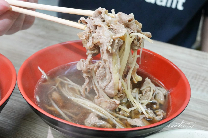 板橋美食必吃！大碗公當歸羊肉米其林必比登推薦，傳說黑金滷肉飯超銷魂。