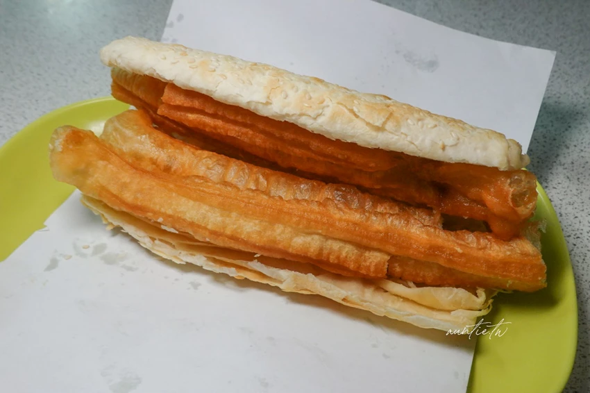 台北最強燒餅油條！萬華豆漿燒餅店凌晨4點開賣，傳說中不油膩燒餅油條。