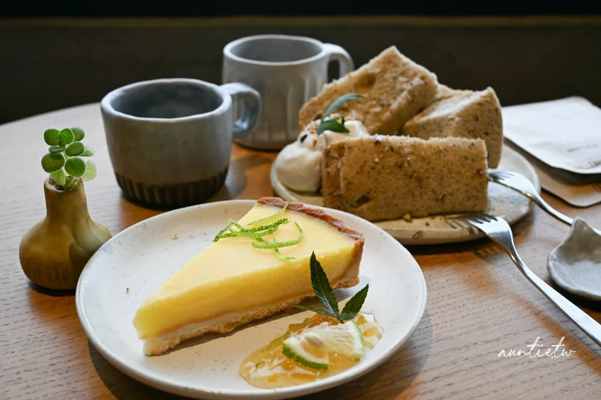 富基漁港附近特色咖啡廳！鵵 Rabbird預約制手沖咖啡，必點酸溜溜檸檬塔。