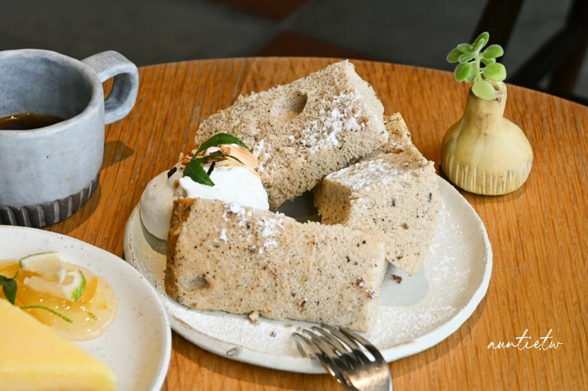 富基漁港附近特色咖啡廳！鵵 Rabbird預約制手沖咖啡，必點酸溜溜檸檬塔。