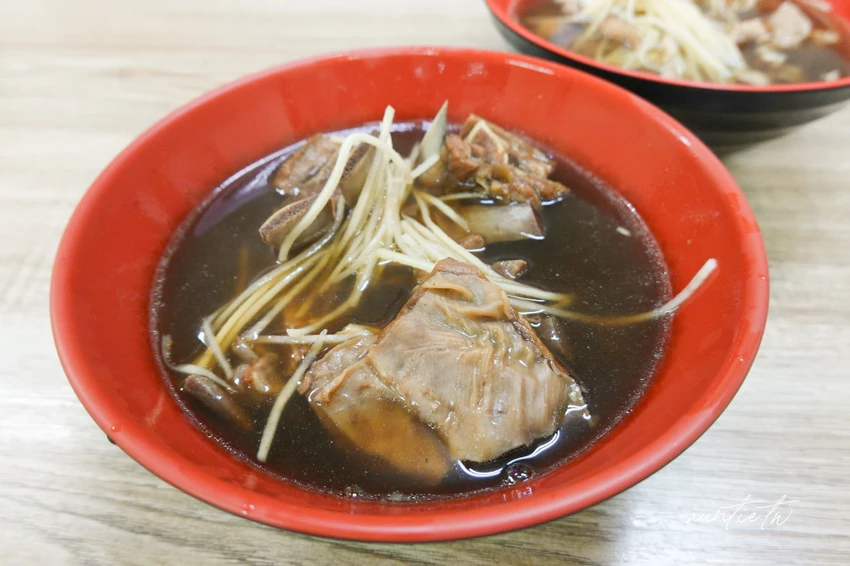 板橋美食必吃！大碗公當歸羊肉米其林必比登推薦，傳說黑金滷肉飯超銷魂。