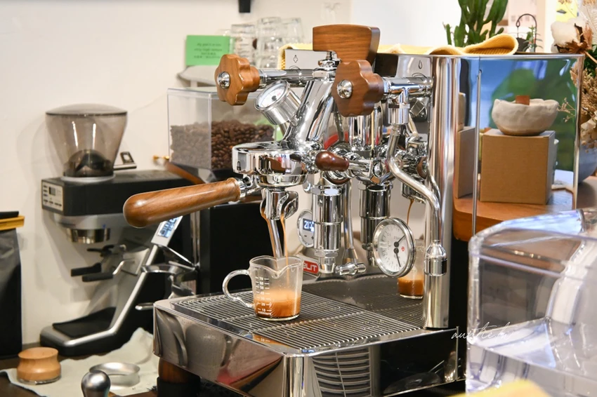 新店七張站巷弄不限時咖啡廳！杏枎珈琲香蘭蛋糕令人驚艷，甜點飲品CP值高。