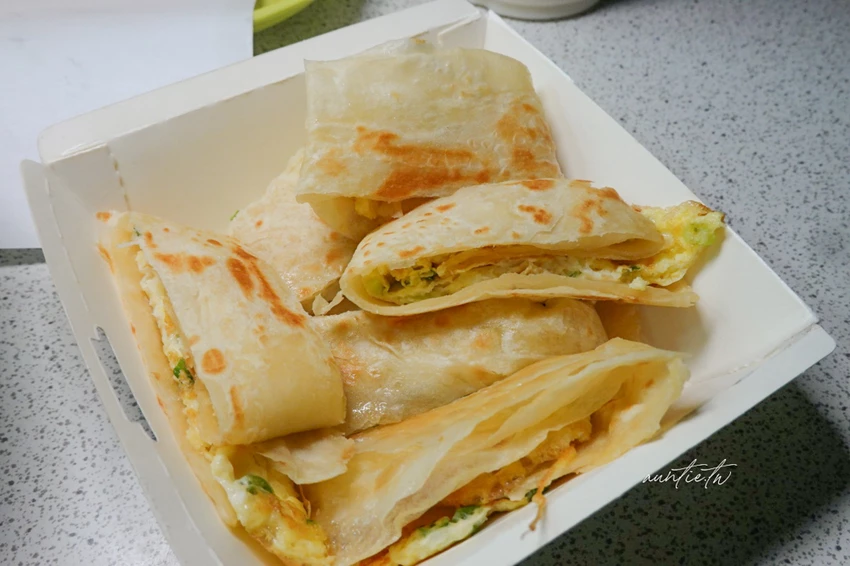 台北最強燒餅油條！萬華豆漿燒餅店凌晨4點開賣，傳說中不油膩燒餅油條。