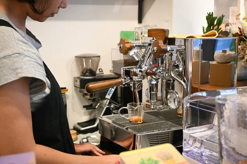 新店七張站巷弄不限時咖啡廳！杏枎珈琲香蘭蛋糕令人驚艷，甜點飲品CP值高。