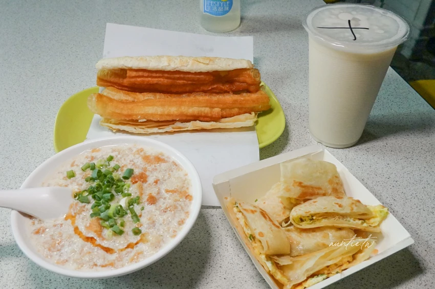 台北最強燒餅油條！萬華豆漿燒餅店凌晨4點開賣，傳說中不油膩燒餅油條。