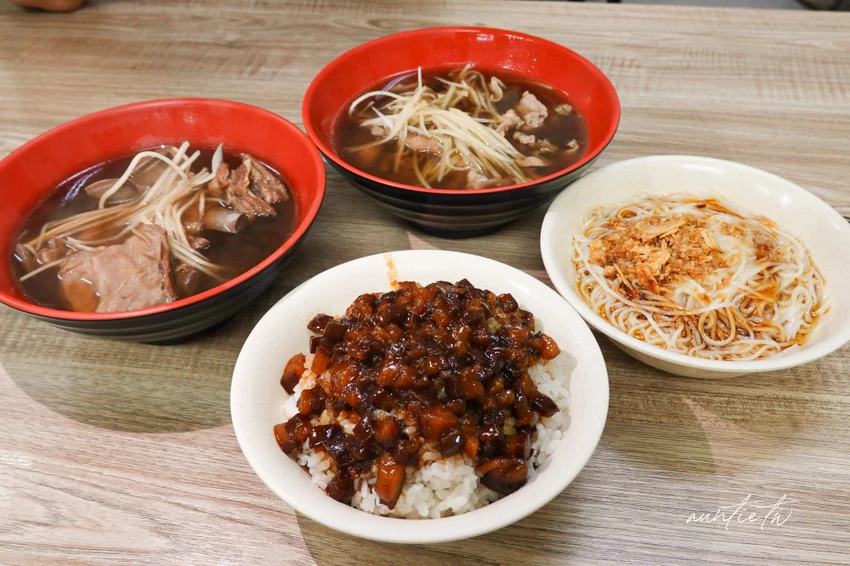 板橋美食必吃！大碗公當歸羊肉米其林必比登推薦，傳說黑金滷肉飯超銷魂。