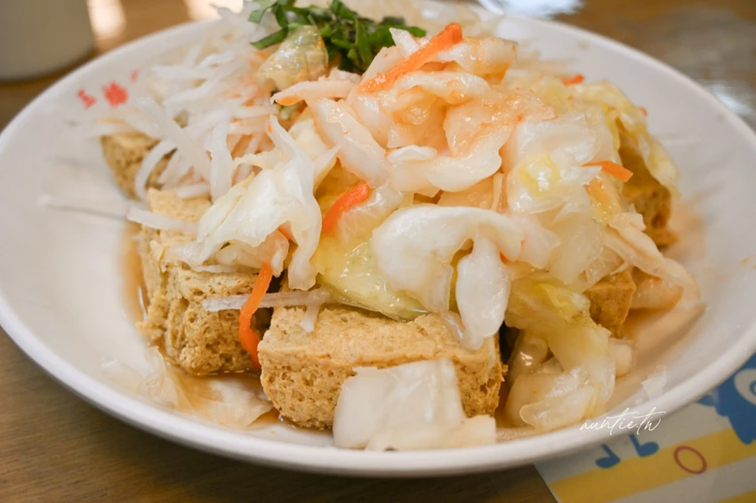 宜蘭礁溪美食必吃！玉里橋頭臭豆腐礁溪店酥脆臭豆腐，必吃獨家蘿蔔絲泡菜。