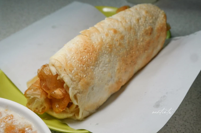 台北最強燒餅油條！萬華豆漿燒餅店凌晨4點開賣，傳說中不油膩燒餅油條。