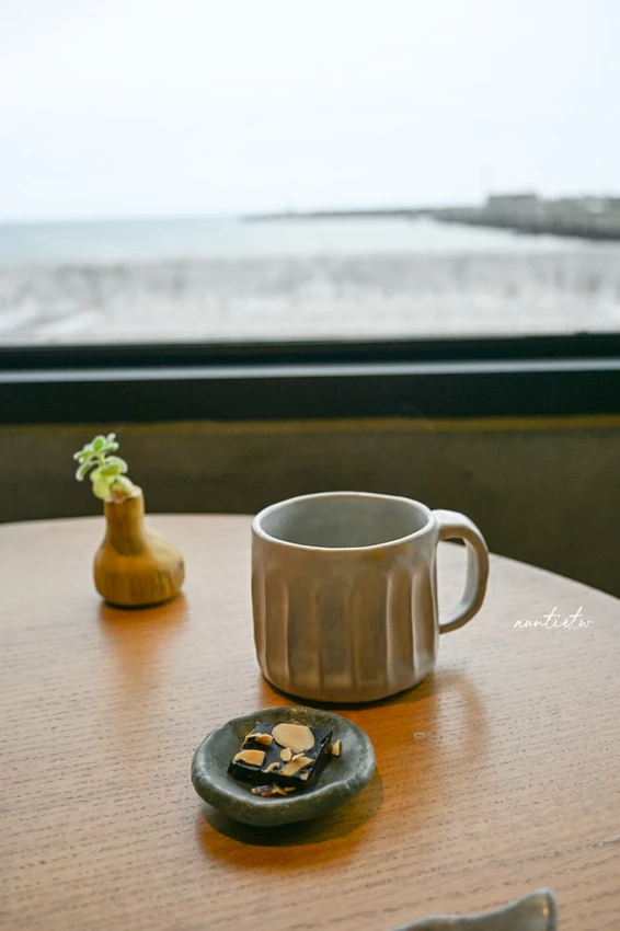 富基漁港附近特色咖啡廳！鵵 Rabbird預約制手沖咖啡，必點酸溜溜檸檬塔。