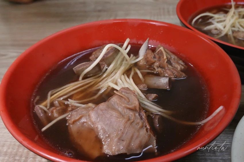 板橋美食必吃！大碗公當歸羊肉米其林必比登推薦，傳說黑金滷肉飯超銷魂。