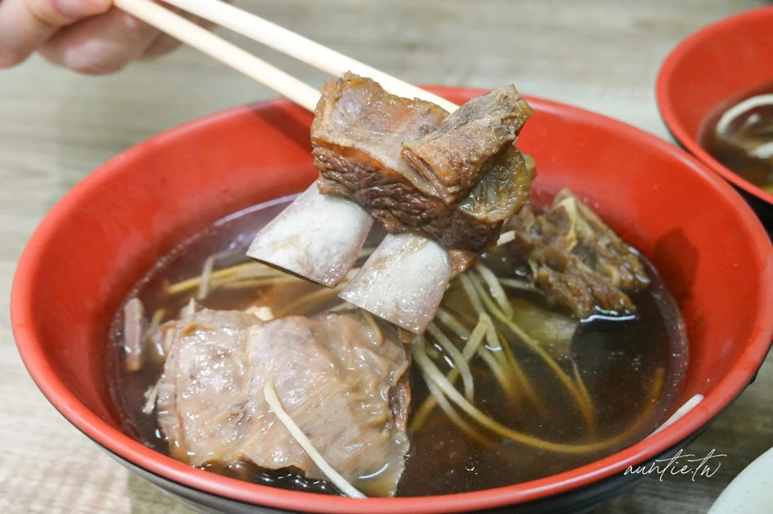 板橋美食必吃！大碗公當歸羊肉米其林必比登推薦，傳說黑金滷肉飯超銷魂。