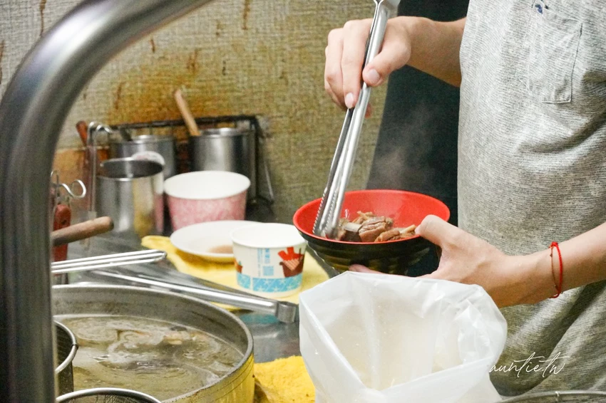 板橋美食必吃！大碗公當歸羊肉米其林必比登推薦，傳說黑金滷肉飯超銷魂。