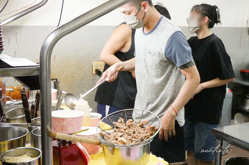 板橋美食必吃！大碗公當歸羊肉米其林必比登推薦，傳說黑金滷肉飯超銷魂。