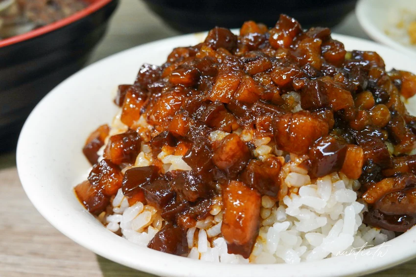 板橋美食必吃！大碗公當歸羊肉米其林必比登推薦，傳說黑金滷肉飯超銷魂。