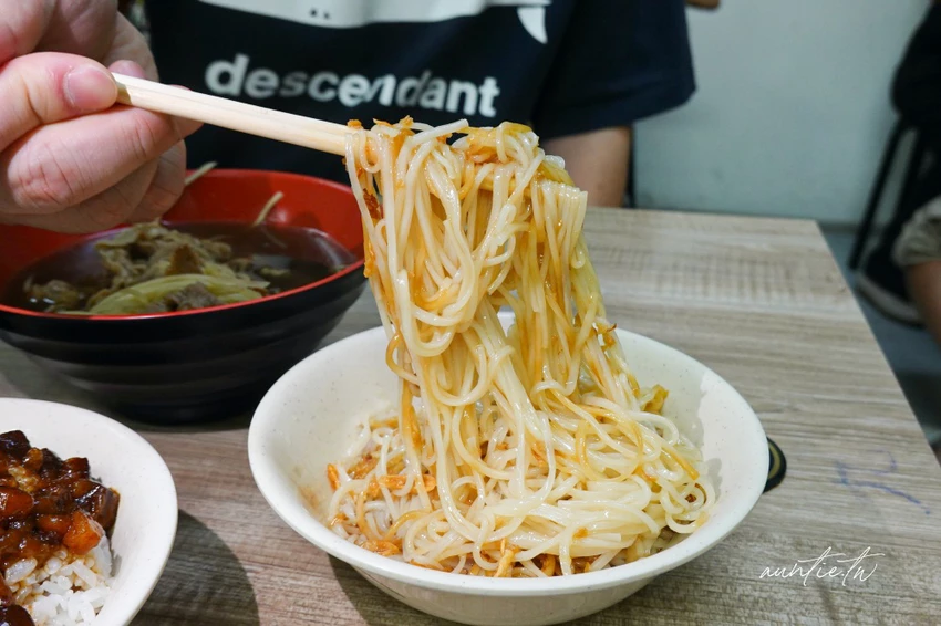 板橋美食必吃！大碗公當歸羊肉米其林必比登推薦，傳說黑金滷肉飯超銷魂。