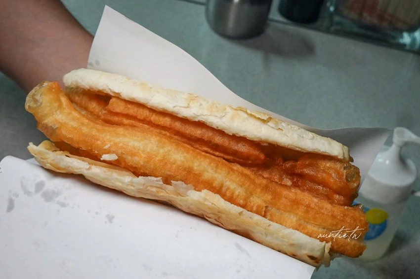 台北最強燒餅油條！萬華豆漿燒餅店凌晨4點開賣，傳說中不油膩燒餅油條。