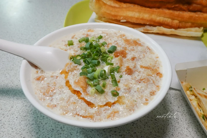 台北最強燒餅油條！萬華豆漿燒餅店凌晨4點開賣，傳說中不油膩燒餅油條。