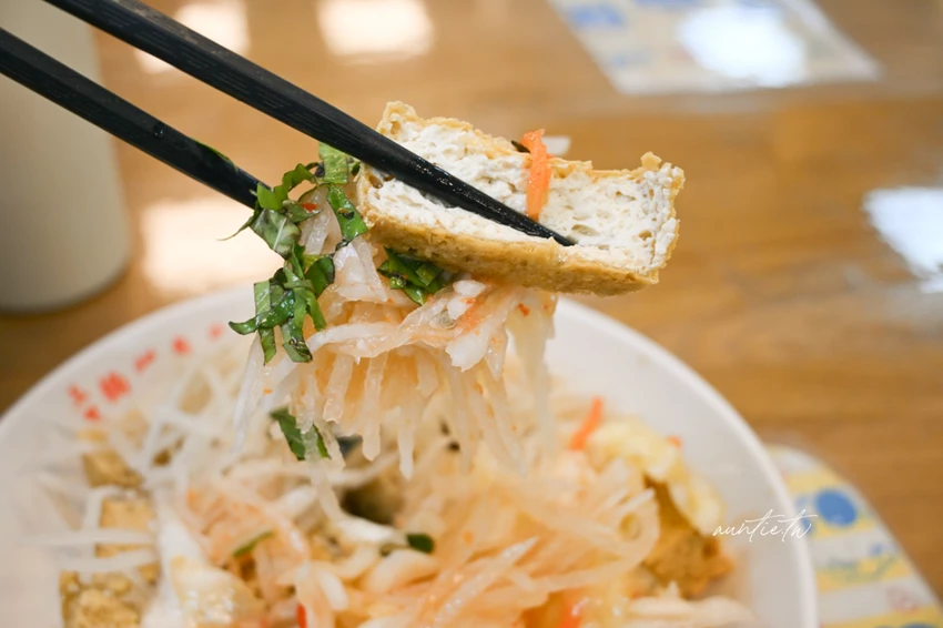 宜蘭礁溪美食必吃！玉里橋頭臭豆腐礁溪店酥脆臭豆腐，必吃獨家蘿蔔絲泡菜。