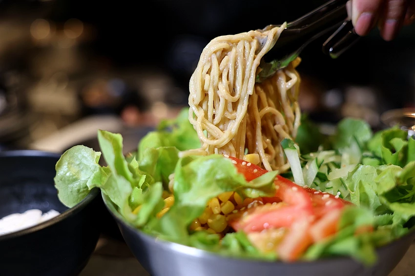 北海道烤羊肉名店！旭川成吉思汗大黑屋插旗雙連站，大黑拼盤羊肉必吃。