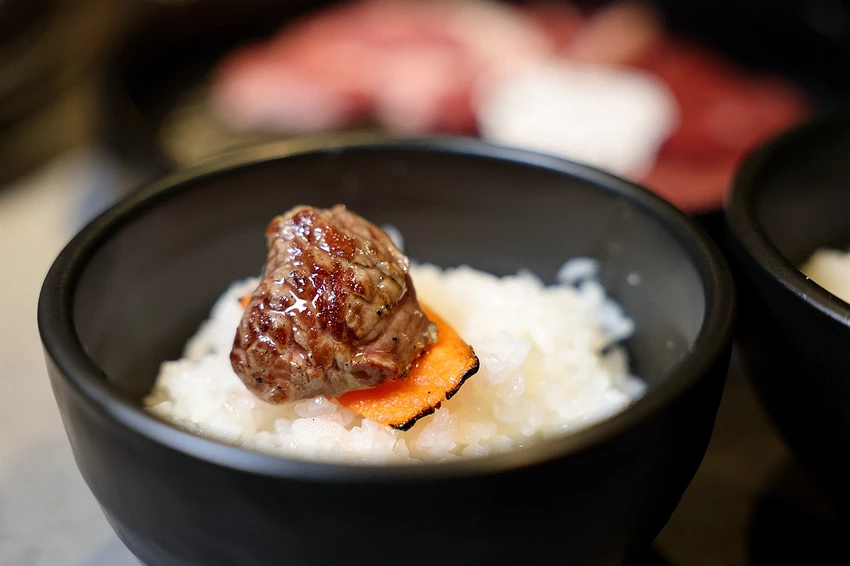 北海道烤羊肉名店！旭川成吉思汗大黑屋插旗雙連站，大黑拼盤羊肉必吃。