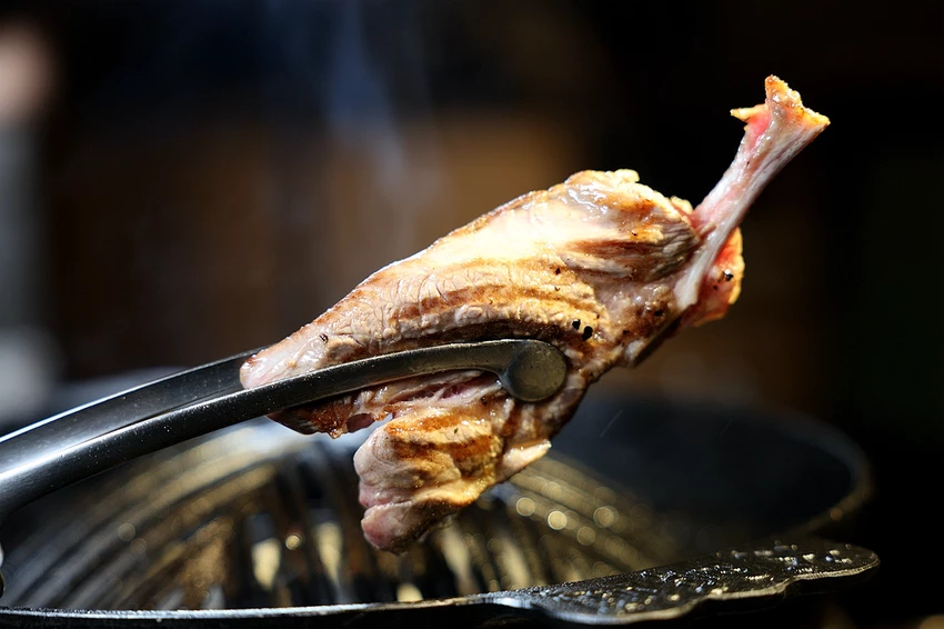 北海道烤羊肉名店！旭川成吉思汗大黑屋插旗雙連站，大黑拼盤羊肉必吃。