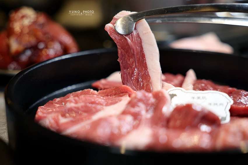 北海道烤羊肉名店！旭川成吉思汗大黑屋插旗雙連站，大黑拼盤羊肉必吃。