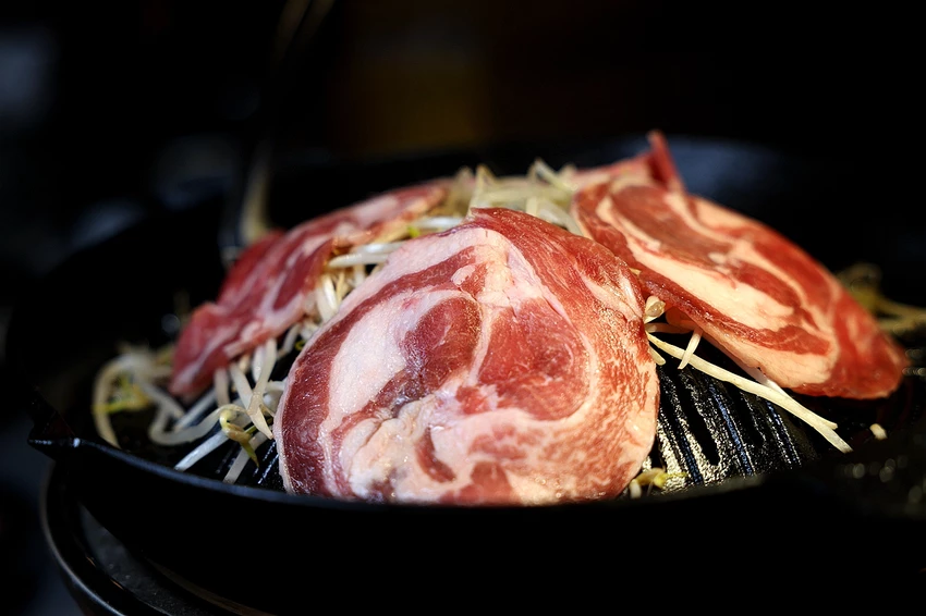 北海道烤羊肉名店！旭川成吉思汗大黑屋插旗雙連站，大黑拼盤羊肉必吃。