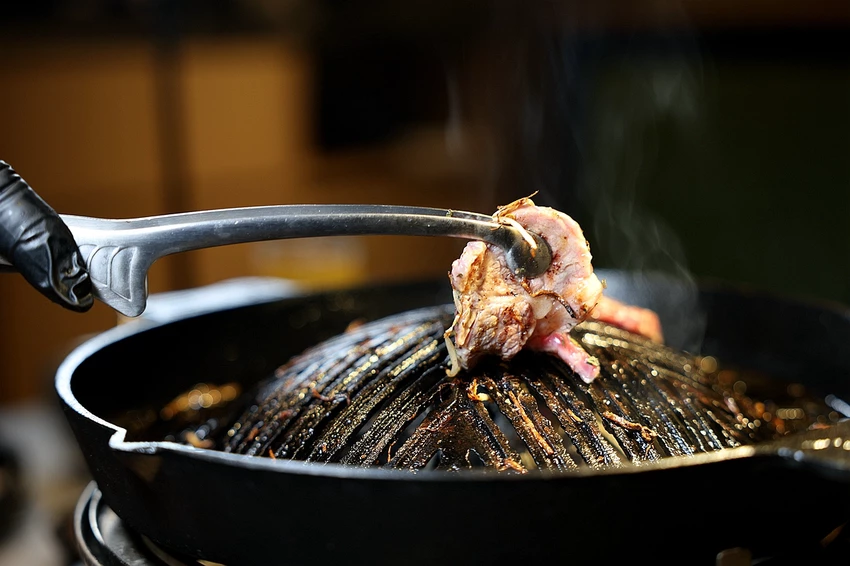 北海道烤羊肉名店！旭川成吉思汗大黑屋插旗雙連站，大黑拼盤羊肉必吃。