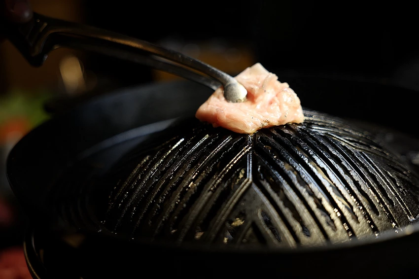 北海道烤羊肉名店！旭川成吉思汗大黑屋插旗雙連站，大黑拼盤羊肉必吃。