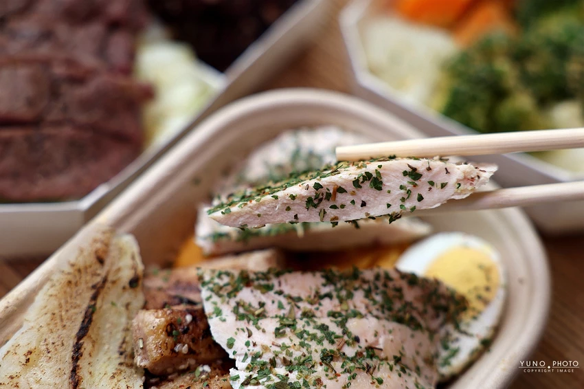 上班族午餐救星！楽坡健康餐盒，黑金麥飯與精算熱量安心享用。