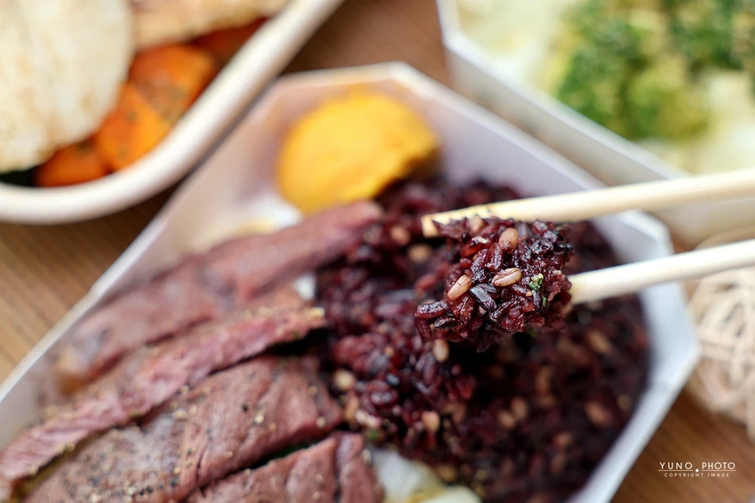 上班族午餐救星！楽坡健康餐盒，黑金麥飯與精算熱量安心享用。