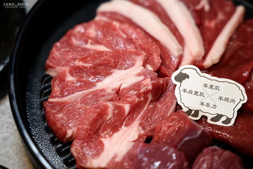 北海道烤羊肉名店！旭川成吉思汗大黑屋插旗雙連站，大黑拼盤羊肉必吃。