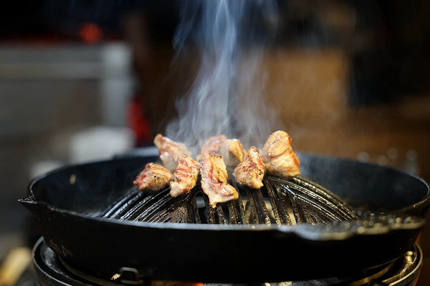 北海道烤羊肉名店！旭川成吉思汗大黑屋插旗雙連站，大黑拼盤羊肉必吃。