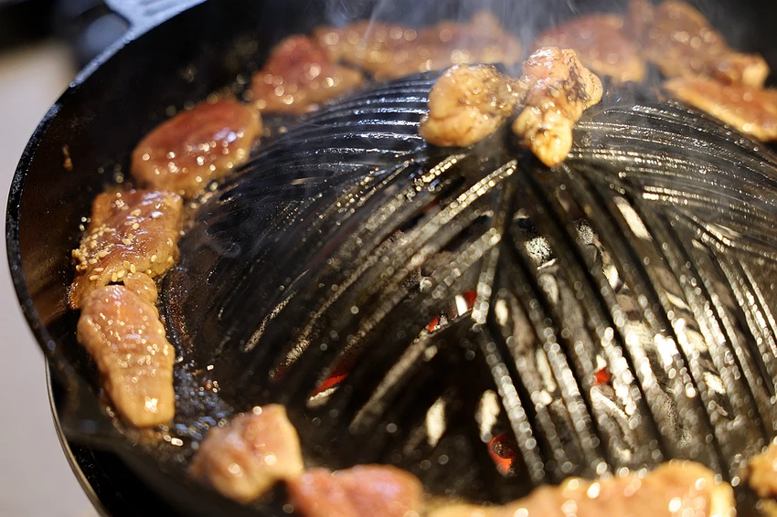 北海道烤羊肉名店！旭川成吉思汗大黑屋插旗雙連站，大黑拼盤羊肉必吃。