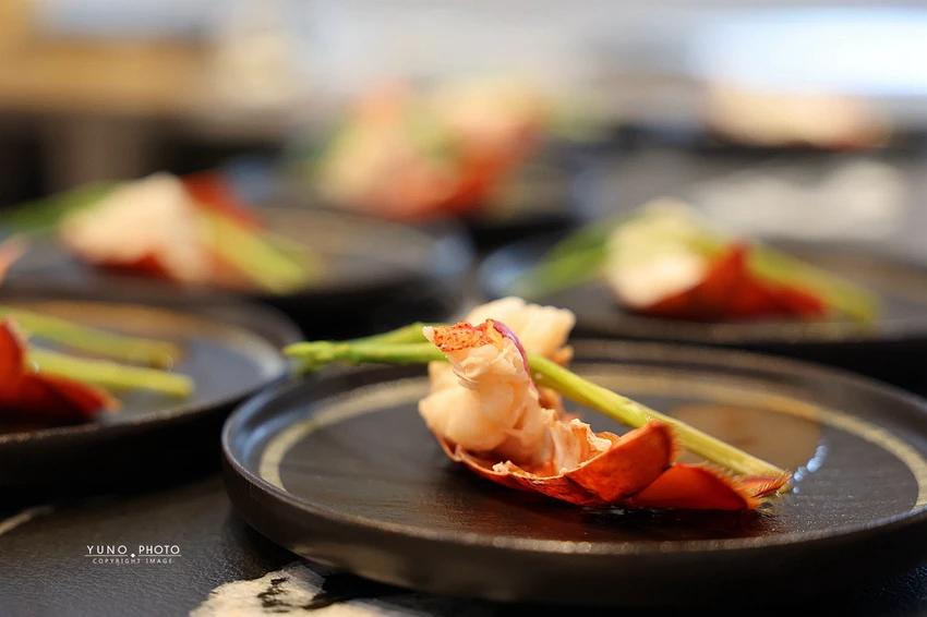 新竹無菜單鐵板燒界王者!龍蝦三吃鮑魚赤海膽,高CP值奢華海陸饗宴。